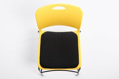 Zeitgemäße stabile Kufenstühle mit Sitzpolster für multifunktionale Räume